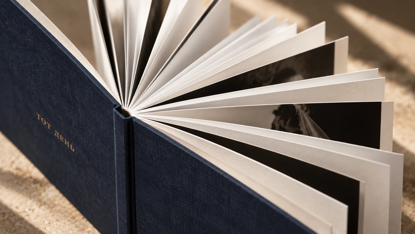 Веер плотных страниц и тканевый корешок книги